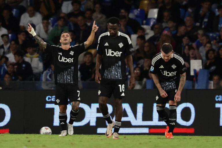 ComoÕs Gabriel Strefezza celebrates after scoring  goal 1-1   during the Serie A soccer match between Napoli and Como at the Diego Armando Maradona Stadium in Naples, southern italy - Friday , October 4 , 2024. Sport - Soccer . 
(Photo by Alessandro Garofalo/LaPresse) (Photo by Alessandro Garofalo/LaPresse/Sipa USA)
2024.10.04 Neapol
pilka nozna liga wloska
Napoli - Como
Foto LaPresse/SIPA USA/PressFocus

!!! POLAND ONLY !!!