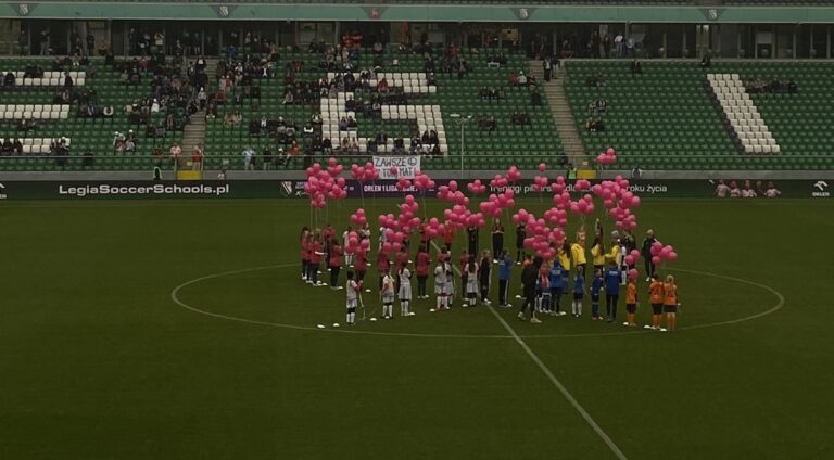 13 października stadion Legii Warszawa zamienił się w arenę nadziei i solidarności! Legia Ladies, wspierając globalną kampanię Pink October, zagrała w wyjątkowym meczu, podczas którego zmierzyła się nie tylko z drużyną Hydrotruck Czwórka Radom, ale przede wszystkim z rakiem piersi. To kulminacyjny punkt kampanii „Profilaktyka to nasza taktyka”.