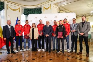 Jagiellonia Białystok zdobyła mistrzostwo Polski w piłce nożnej w sezonie 2023/2024. Jest to pierwszy tytuł mistrza Polski w ponad 100–letniej historii tego klubu piłkarskiego. Za wyjątkowy wynik sportowy prezydent Białegostoku przyznał nagrody zawodnikom i trenerom oraz innym osobom, które przyczyniły się do tego historycznego sukcesu.