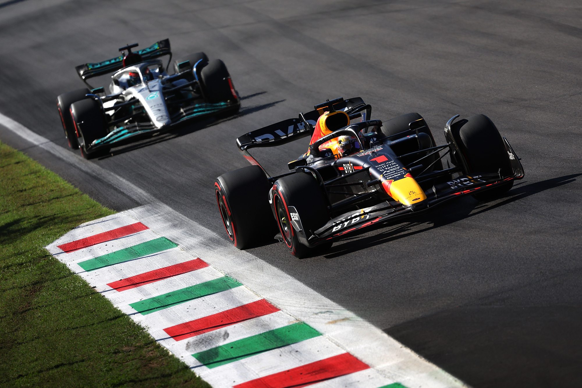 9/11/2022 - Max Verstappen, Red Bull Racing RB18, leads George Russell, Mercedes W13 during the Formula 1 Italian Grand Prix in Monza, Italy. (Photo by Glenn Dunbar/Motorsport Images/Sipa USA) France OUT, UK OUT
2022.09.11 Monza
Sporty motoryzacyjne Formula 1
Grand Prix Wloch
Foto Motorsport Images/SIPA USA/PressFocus

!!! POLAND ONLY !!!