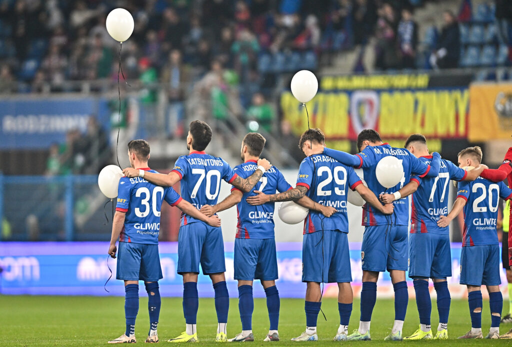 2024.10.25 Gliwice
Pilka nozna PKO Ekstraklasa sezon 2024/2025
Piast Gliwice - Lechia Gdansk
N/z wyjscie na boisko minuta ciszy dla ofiar karambolu wypadku pod Gdanskiem kibicow Lechii Gdansk dzieci
Foto Lukasz Sobala / PressFocus

2024.10.25 Gliwice
Football Polish League PKO Ekstraklasa season 2024/2025
Piast Gliwice - Lechia Gdansk
wyjscie na boisko minuta ciszy dla ofiar karambolu wypadku pod Gdanskiem kibicow Lechii Gdansk dzieci
Credit: Lukasz Sobala / PressFocus