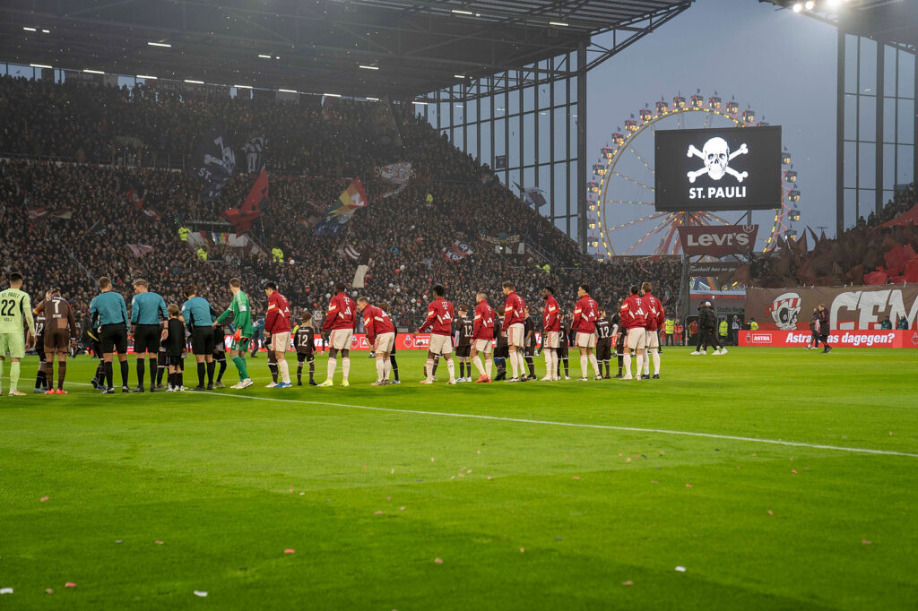 Einlaufen beider Mannschaften. 09.11.2024, Fussball, 1. Bundesliga: FC St. Pauli - FC Bayern Munchen in Hamburg, Millerntor-Stadion St. Pauli, Saison 2024 2025 DFL regulations prohibit any use of photographs as image sequences and or quasi-video. *** Run-in of both teams 09 11 2024, Football, 1 Bundesliga FC St Pauli FC Bayern Munchen in Hamburg, Millerntor Stadion St Pauli, Saison 2024 2025 DFL regulations prohibit any use of photographs as image sequences and or quasi video Copyright: HMBxMedia/xMarcoxBader
2024.11.09 
pilka nozna liga niemiecka
FC St. Pauli - FC Bayern Monachium
Foto IMAGO/PressFocus

!!! POLAND ONLY !!!