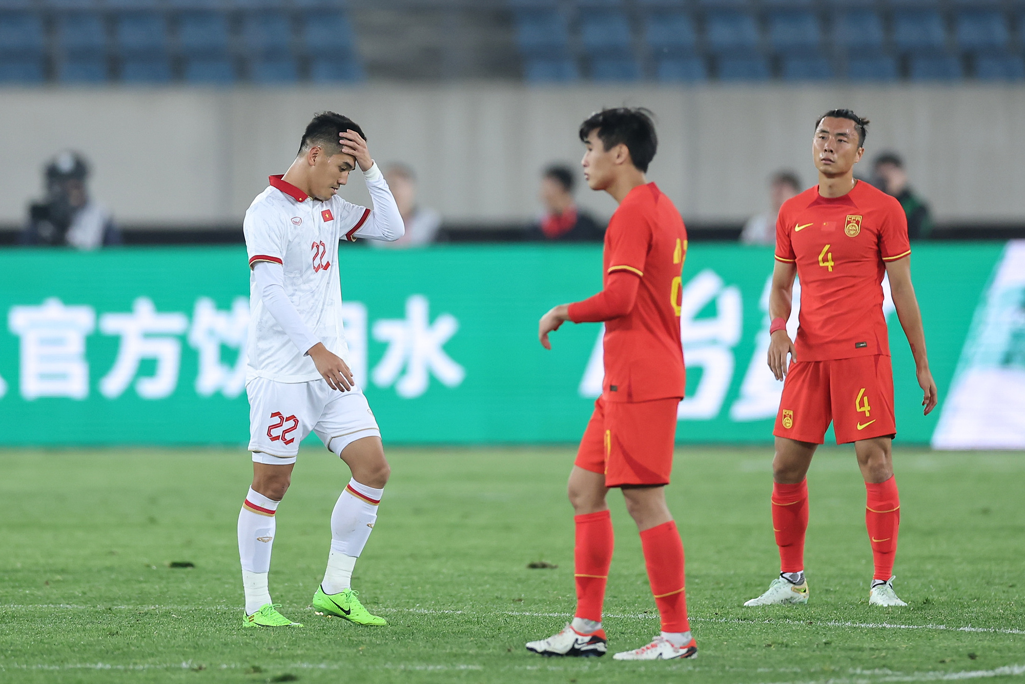 (231010) -- DALIAN, Oct. 10, 2023 (Xinhua) -- Nguyen Tien Linh (1st L) of Vietnam leaves the pitch after receiving a red card during an international friendly football match between China and Vietnam in Dalian, northeast China&#039;s Liaoning Province, Oct. 10, 2023. (Xinhua/Pan Yulong)

2023.10.10 Dalian
pilka nozna mecz towarzyski
Chiny - Wietnam
Foto Pan Yulong/Xinhua/PressFocus

!!! POLAND ONLY !!!