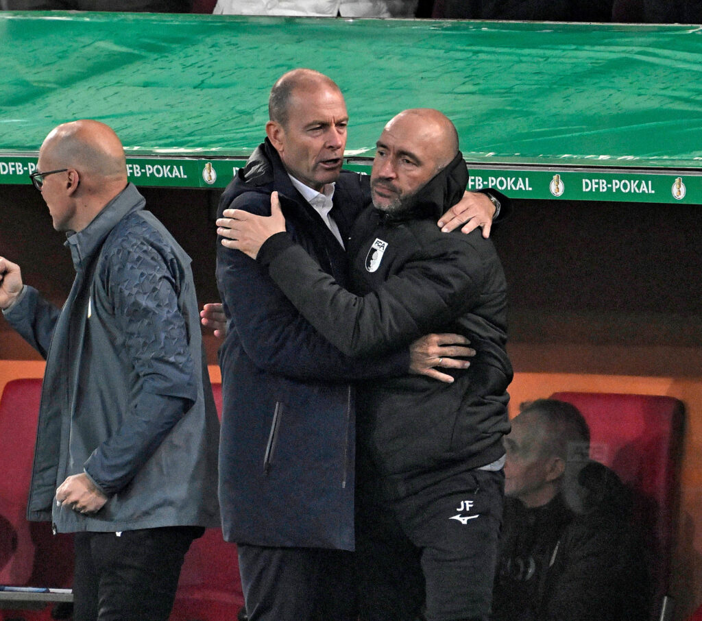 29.10.2024, Fussball DFB-Pokal 2024/2025, 2.Runde, FC Augsburg - FC Schalke 04, in der WWK-Arena Augsburg. Trainer Jess Thorup FC Augsburg und Co-Trainer Jacob Friis FC Augsburg. ***DFL and DFB regulations prohibit any use of photographs as image sequences and/or quasi-video.*** *** 29 10 2024, Football DFB Pokal 2024 2025, 2 Round, FC Augsburg FC Schalke 04, in the WWK Arena Augsburg Coach Jess Thorup FC Augsburg and Co Coach Jacob Friis FC Augsburg DFL and DFB regulations prohibit any use of photographs as image sequences and or quasi video
2024.10.29 
pilka nozna puchar niemiec
DFB-Pokal 2024/2025
Foto IMAGO/PressFocus

!!! POLAND ONLY !!!